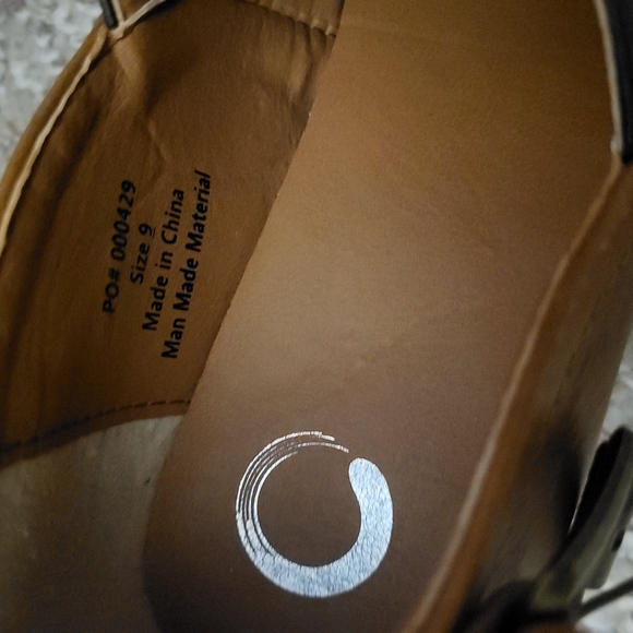 Black and Tan Mules with Chunky Wooden Heel - Picture 9 of 10